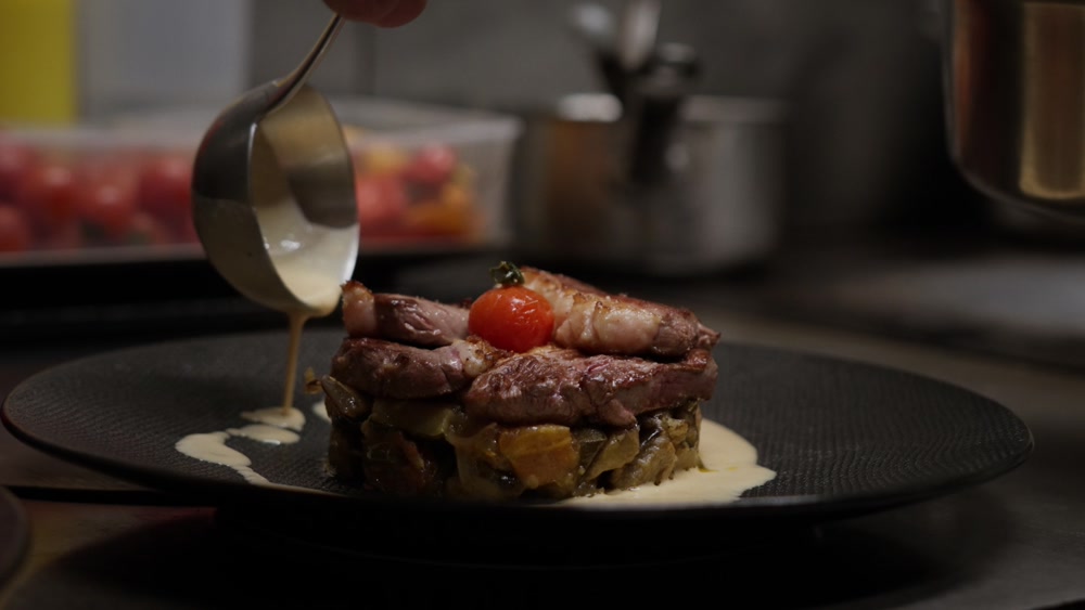Dressage d’un plat par le chef du restaurant L’Oustaloun à Maussane-les-Alpilles