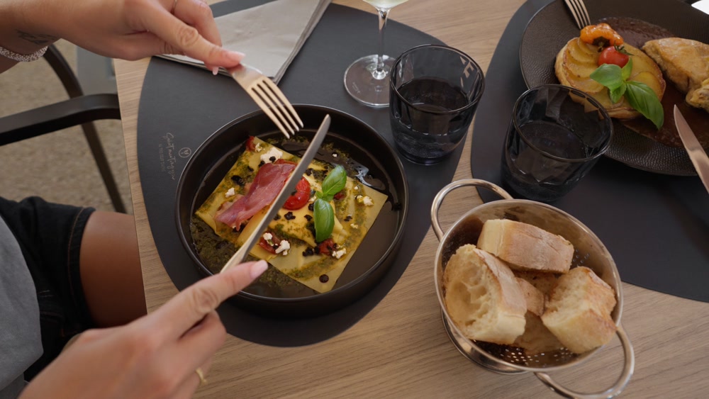 Plat fait maison servi à table au restaurant L’Oustaloun